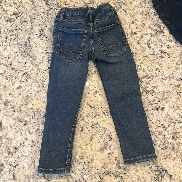 A lot of six pair of cat and Jack jeans size 5 - Picture 7 of 13